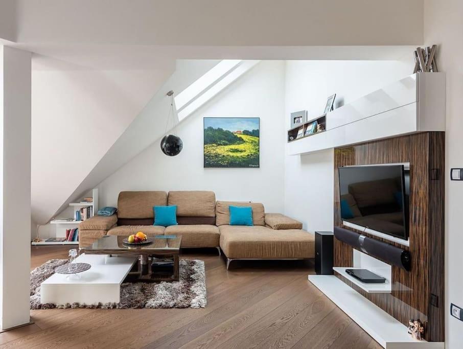 Luxusni S Terasou A Garazi Appartamento
