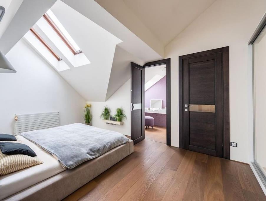 Luxusni S Terasou A Garazi Apartamento